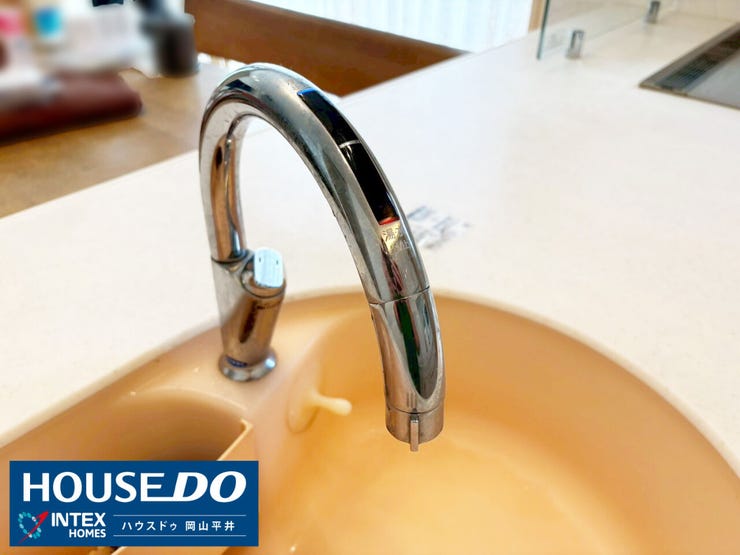 汚れた手でも触れずに水が出せる「タッチレス水栓」を採用!ハンバーグ作りや泥遊び帰りのお子様の手洗いも、蛇口を汚さず衛生的です。