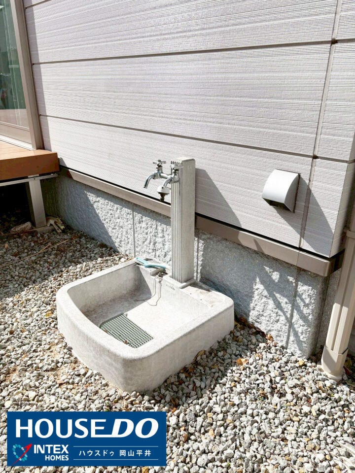 お庭には便利な外水栓を完備!お子様の泥遊びや散歩帰りのペットの足洗い、ガーデニングや洗車など、多目的に大活躍します。