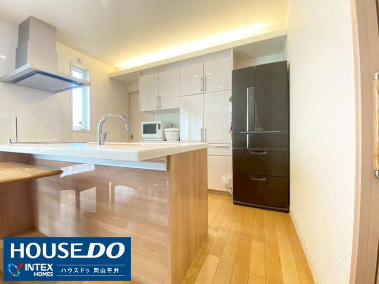 お料理中もリビングの家族と繋がれる、明るい対面式キッチン。充実の背面収納は、増えがちなキッチン用品もスッキリ整理できます。上質な間接照明が、夜のひとときを優しく演出。