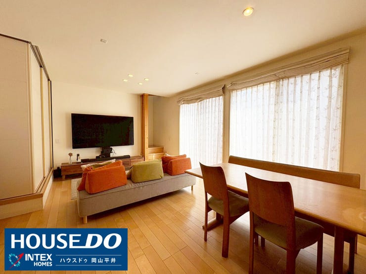 リビングには乾燥しすぎず身体を芯から温める床暖房を完備。冬の日も足元から優しく温もりが広がり、家族みんなが自然と集まる憩いの場に。寒い季節も素足で心地よく過ごせる贅沢な空間です。