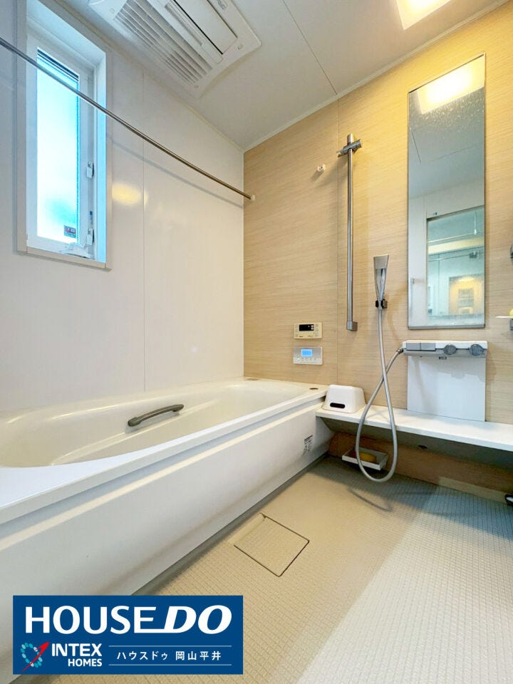 落ち着いた雰囲気を醸し出すバスルーム。雨の日のお洗濯に心強い浴室乾燥機や、冬場も冷やっとしない床など、家族に嬉しい機能が満載です!ゆったりとした浴槽で、バスタイムもリラックスして過ごせますね。