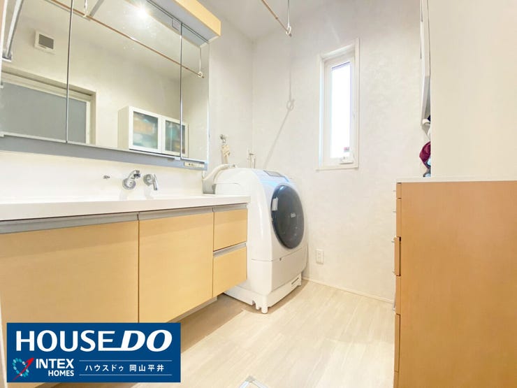 ワイドな洗面台は朝の混雑時も安心!便利なホスクリーン付きで、お洗濯物もサッと干せちゃいます。小窓からの採光と換気で湿気対策もバッチリ!毎日の家事がもっと楽しく、スムーズになる工夫が詰まった空間です。