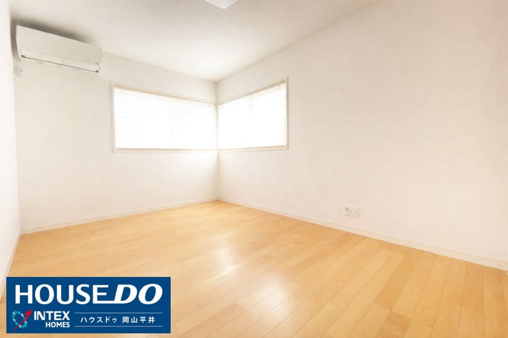 2つの窓からたっぷりと陽光が注ぎ込む明るい一室。心地よい風も通り抜け、毎朝スッキリと目覚められそうですね!
※家具はAIで除去したイメージです。現況と異なる場合があります。