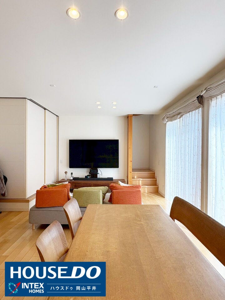 大きな窓からたっぷりと陽光が注ぎ込む、明るく開放的なLDK。お料理中もリビングの様子が見渡せるので、小さなお子様がいるご家庭でも安心して家事が進められそうですね!