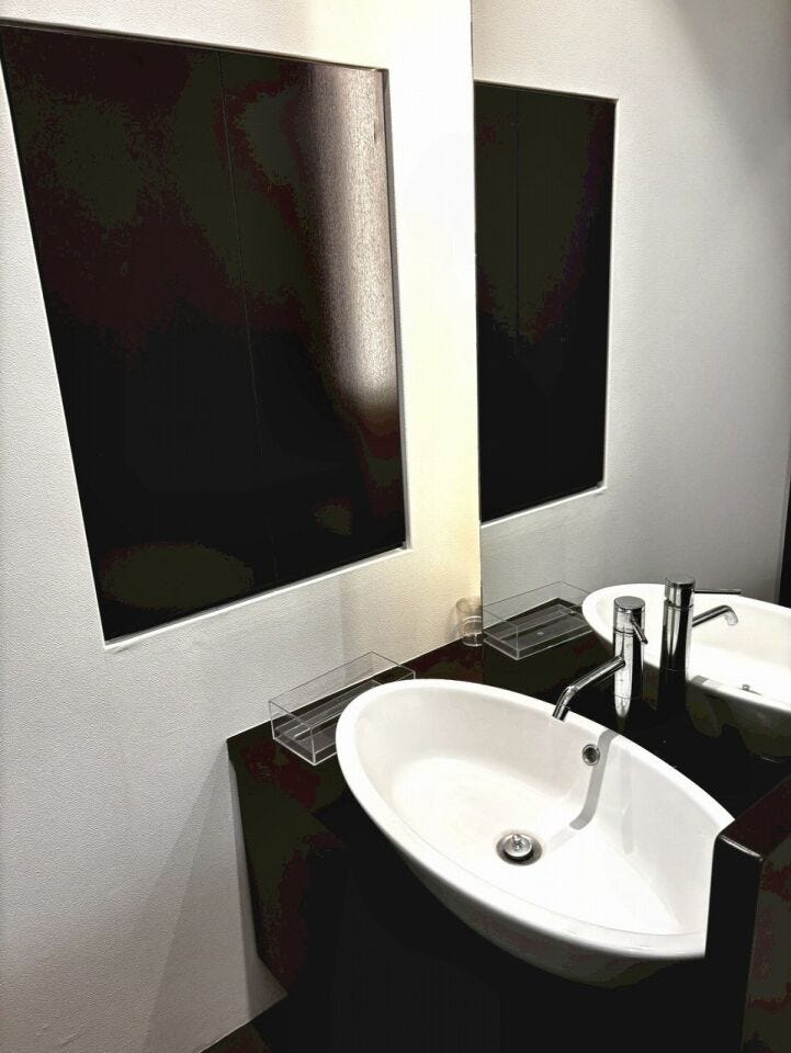 1階店舗部分の洗面台
リフォーム後未使用となっております♪