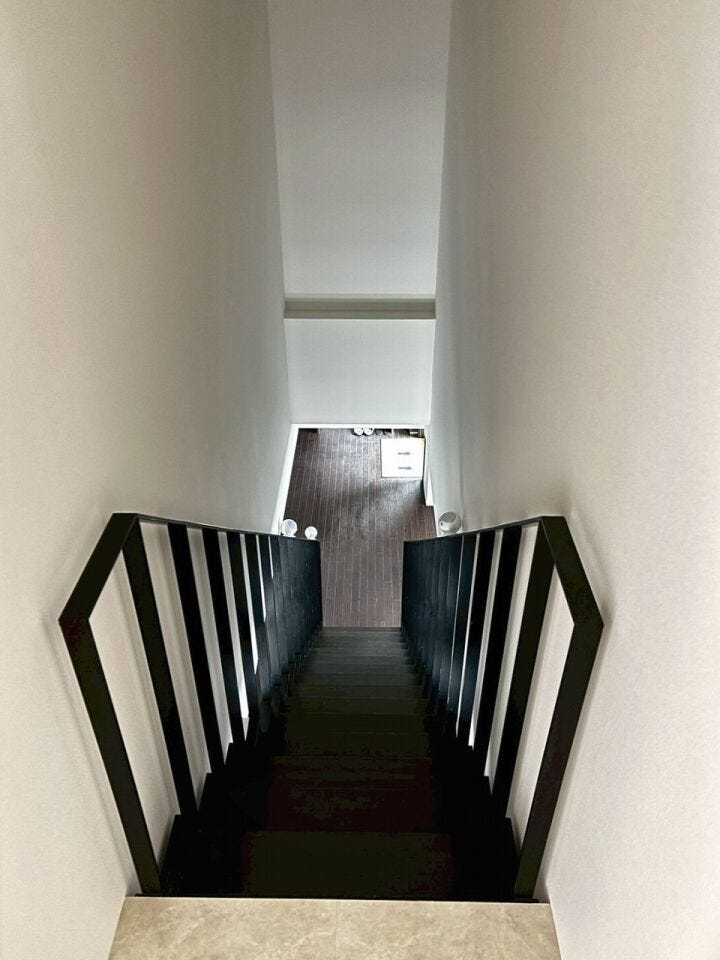 1階店舗部分と2階住居部分を繋ぐ階段♪