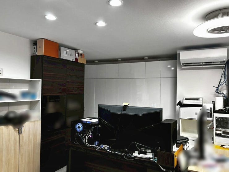 2階プライベートルームお♪
オーナー様は仕事部屋として活用中♪
スペースが広く、大きなモニターやパソコンを置いても狭く感じません♪