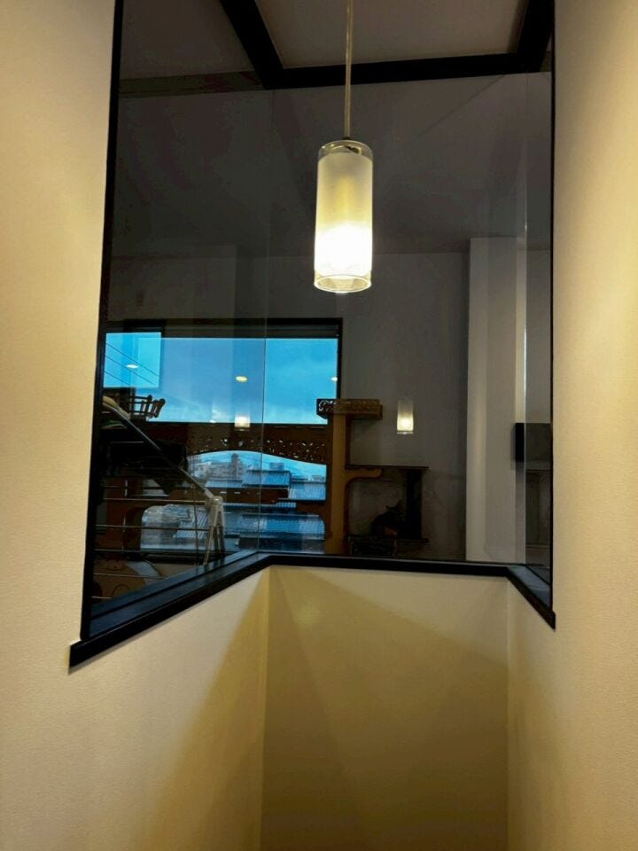 2階階段から3階に上がる途中に見えるリビング部分
おしゃれな照明付き♪