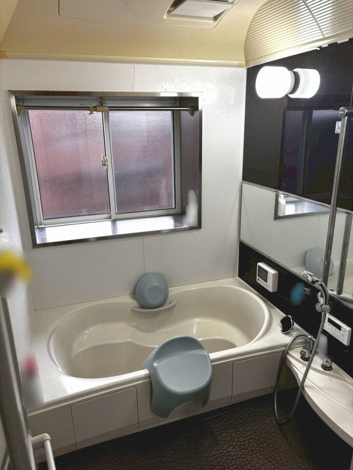 3階にあるバスルーム♪
広々としており、お子さまともゆっくりバスタイムを楽しむことができます♪大きな窓もついている為、換気力も抜群!