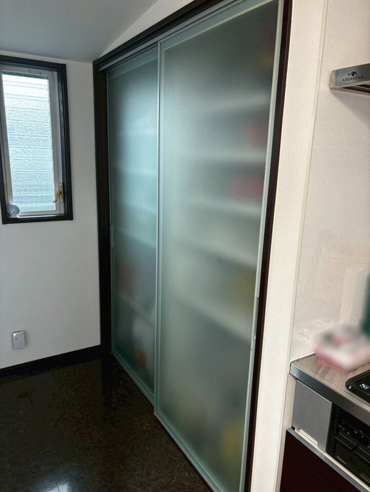 キッチンスペースの奥にある収納棚パート2
横から見るとモザイクがかっているように見えるので、食べ物を沢山隠してもばれません♪