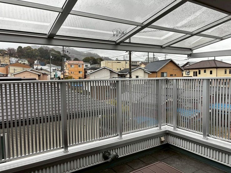 3階バルコニーに屋根とフェンスを設置♪
急な雨でも洗濯物の心配は必要ありません!
フェンスを高くしていますので、落下防止にもなります♪