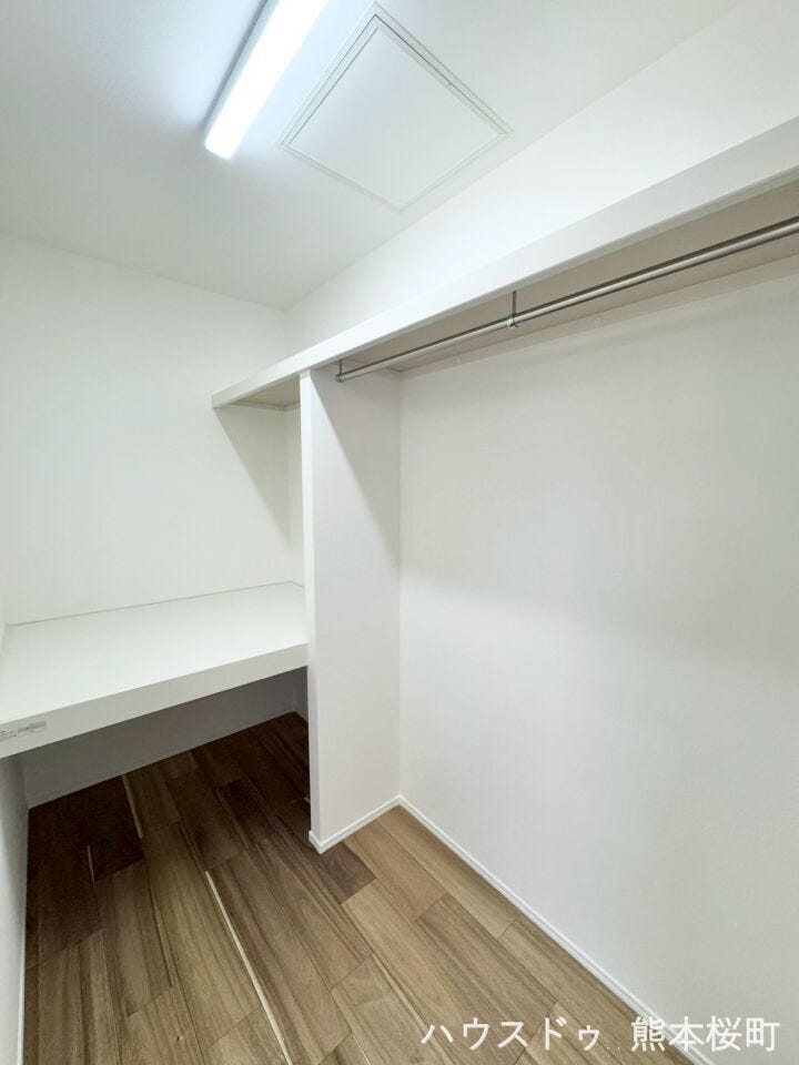 ■2階8帖洋室WIC■衣類から小物まで一ヶ所に集約。整理整頓がしやすく、毎日のコーディネートが楽しくなるゆとりの収納です。