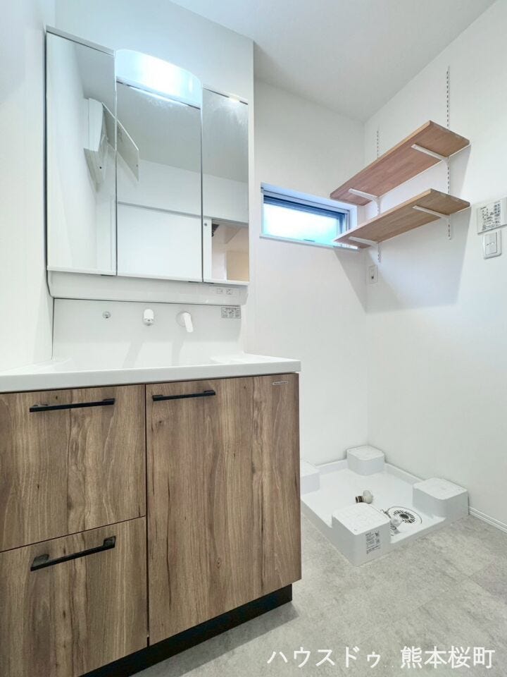 ■清々しいリフレッシュ空間■自分を磨き、気持ちを切り替える。心地よい光が差し込むプライベートスペース。