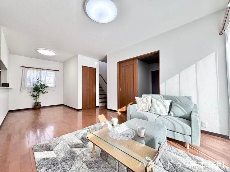 ■安らぎと笑顔の中心地■陽光が優しく降り注ぎ、会話が自然と弾む。ここでは、毎日が特別な時間へと変わります。