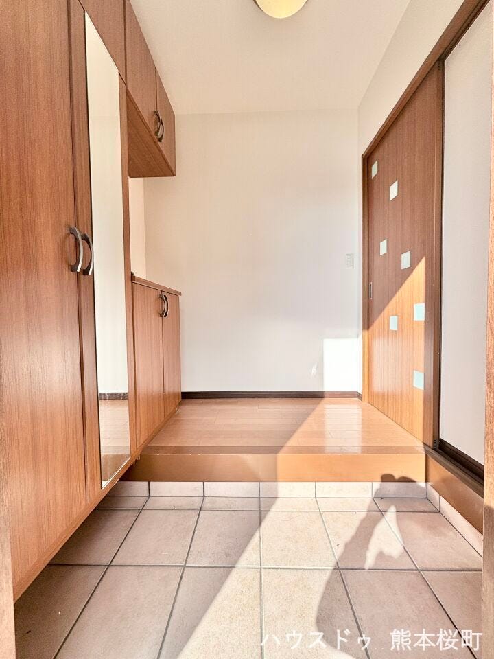 ■「しまう」が叶える美しい玄関■大容量のシューズボックスがあることでいつも整理された、気持ちの良い「家の顔」を保てます。