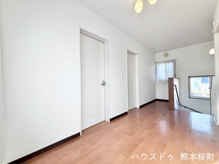 ■暮らしを繋ぐ、明るい動線■採光窓から光が差し込み、足元を優しく照らす。安全で快適な、家族の生活を支える縦の繋がりです。