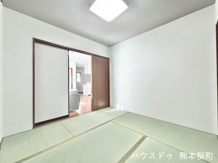 ■1階5.44帖和室■ゲストをもてなし、昼寝や家事にも使える、畳のぬくもりが心地よい多目的万能スペース。