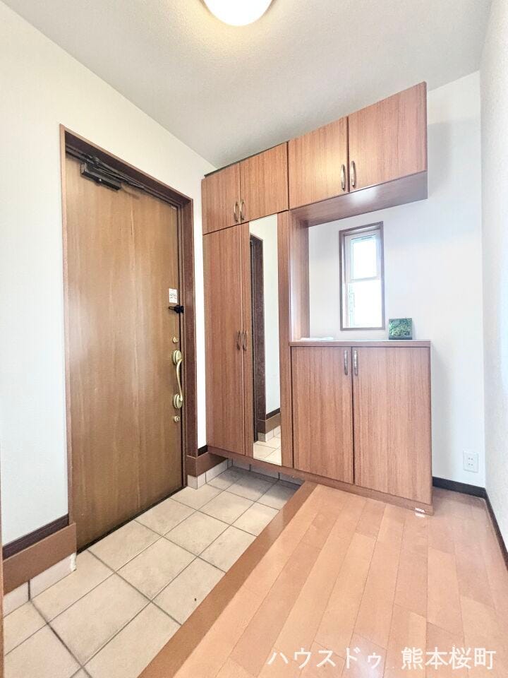 ■「ただいま」の安堵をくれる場所■訪れる人を迎え入れ、帰るたびにホッと一息つける、明るく機能的なエントランス。