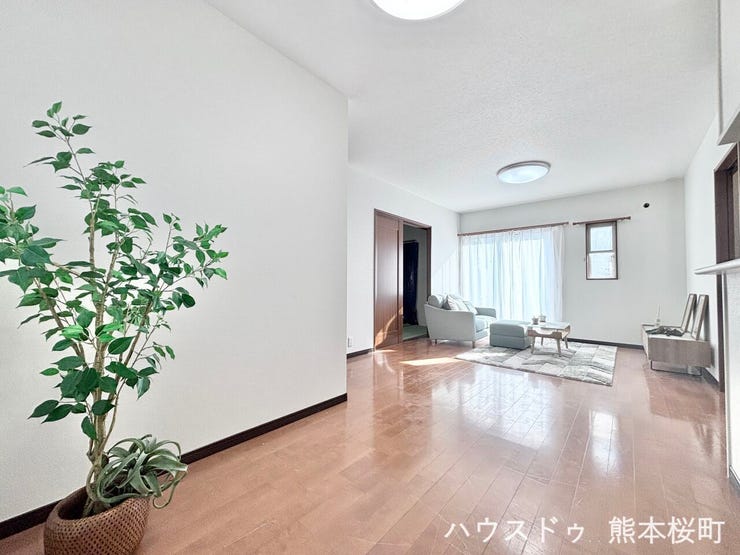 ■安らぎと笑顔の中心地■陽光が優しく降り注ぎ、会話が自然と弾む。ここでは、毎日が特別な時間へと変わります。