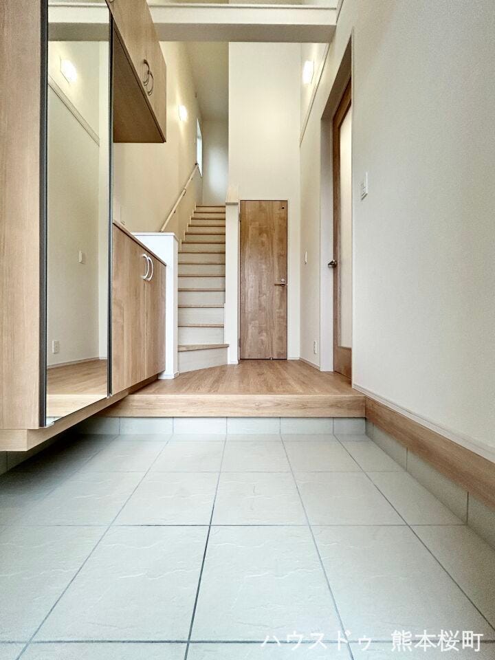 ■□■「しまう」が叶える、美しい玄関■□■大容量のシューズボックスがあることでいつも整理された、気持ちの良い「家の顔」を保てます。