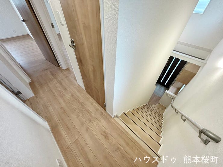 ■□■暮らしを繋ぐ、明るい動線■□■採光窓から光が差し込み、足元を優しく照らす。安全で快適な、家族の生活を支える縦の繋がりです