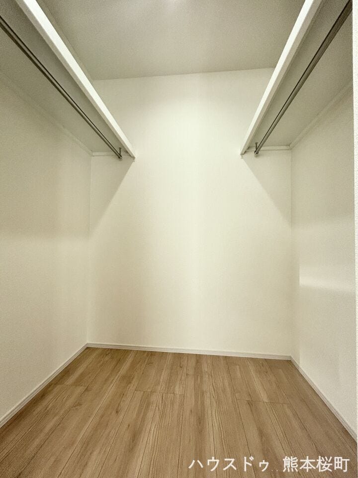 ■□■2階8.28帖洋室WIC■□■衣類から小物まで一ヶ所に集約。整理整頓がしやすく、毎日のコーディネートが楽しくなるゆとりの収納です