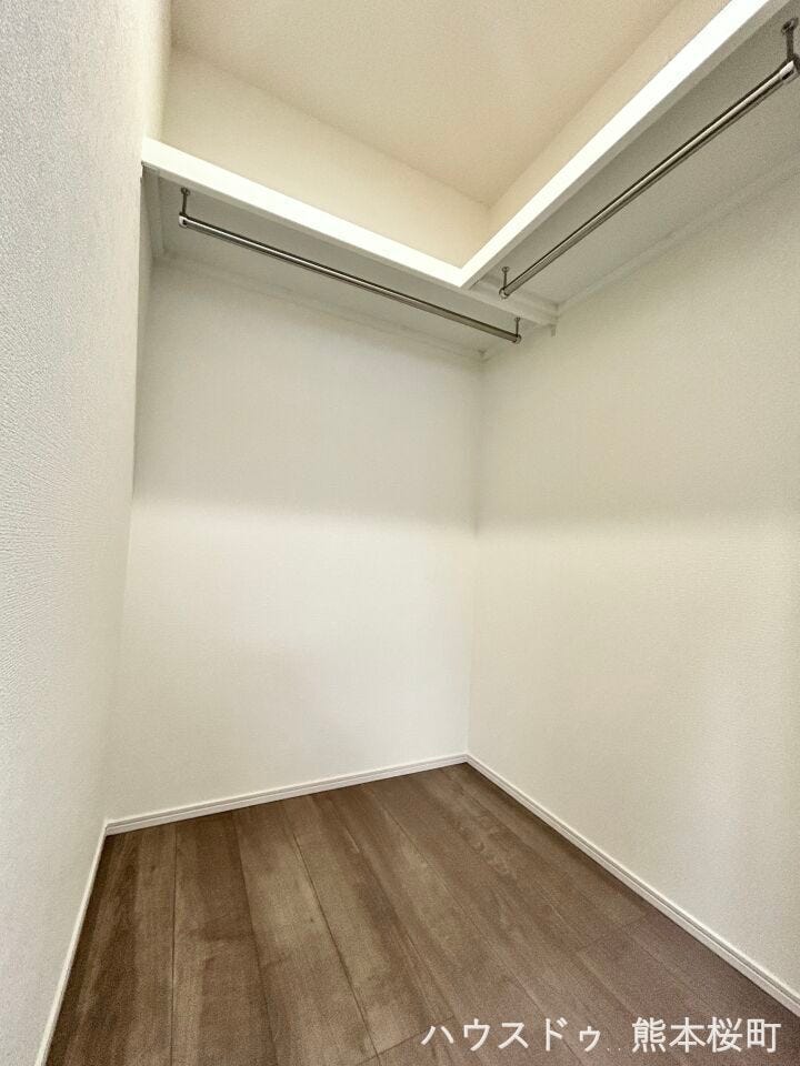 ■□■2階7帖洋室WIC■□■衣類から小物まで一ヶ所に集約。整理整頓がしやすく、毎日のコーディネートが楽しくなるゆとりの収納です