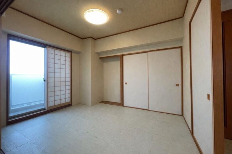 ◇6帖一間の和室ですが、リビングとの動線も確保出来る為、より広くご活用いただけます。
※本画像は入居者様の家具をCGで消した画像であり、現況と異なる可能性がございます。