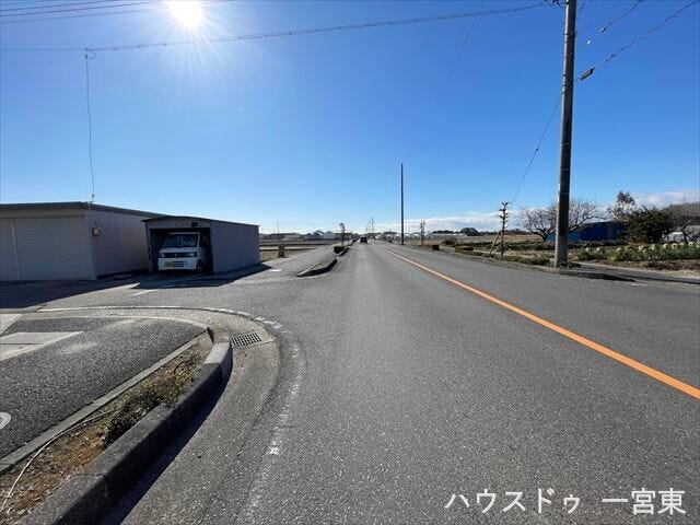 幅員約16mの前面道路です。普通車が余裕を持ってすれ違うことの出来る道幅です。もちろん、大型車も余裕を持って通行出来ます。