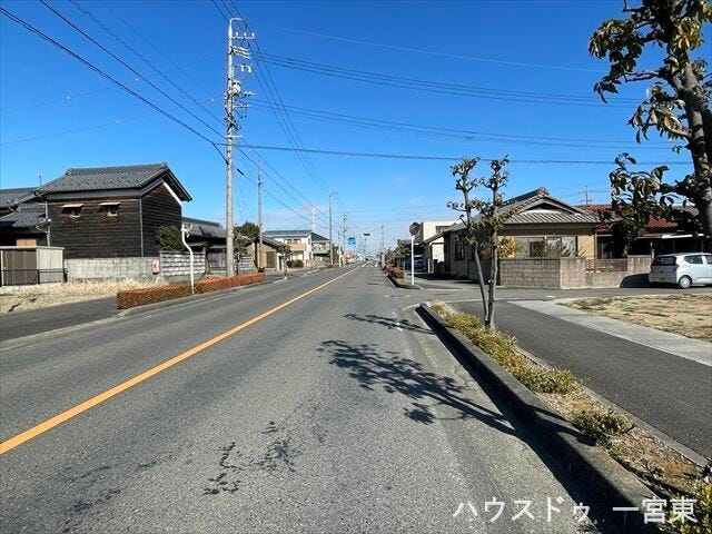 幅員約16mの前面道路です。広々としていて、街並みが開放的で圧迫感がありません。