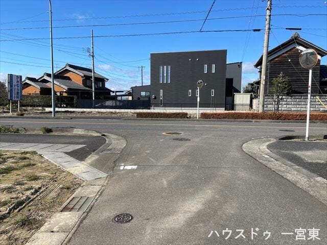 北側幅員約4.1mの前面道路です。角地のため採光・通風ともに良好です。