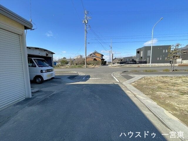 南側幅員約4mの前面道路です。車1台が余裕を持って通れる道幅です。車はスピードを控えるので事故率の軽減や歩行者も安心して通行できます。