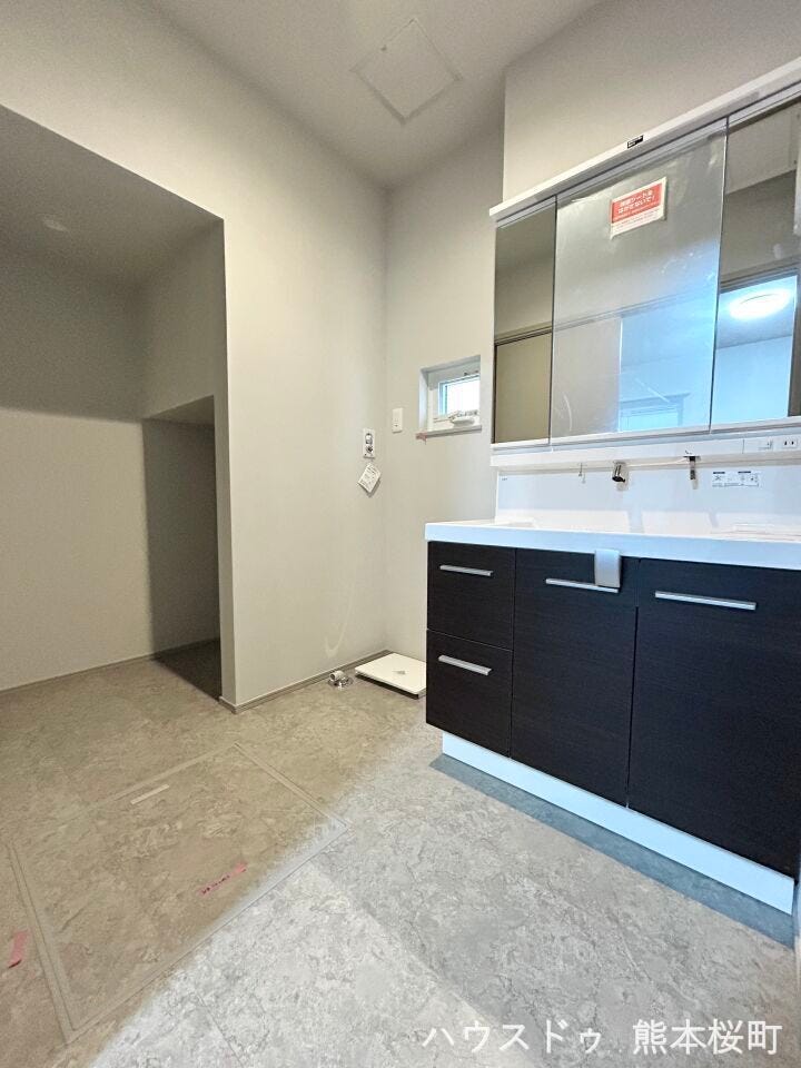 ■□■暮らしの小さなアトリエである洗面所■□■収納豊富な独立洗面台付きです♪