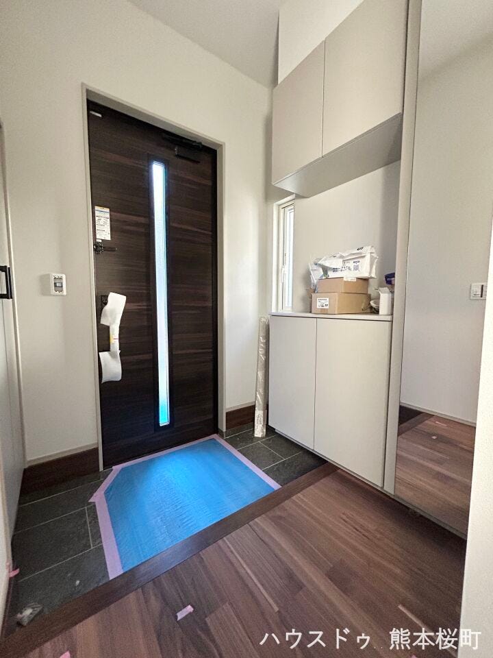 ■□■我が家の顔となる玄関■□■重厚感ある扉で守られてるので、防犯面でも安心です♪