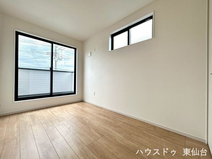 5帖の洋室です♪この部屋だけのバルコニーがあります♪