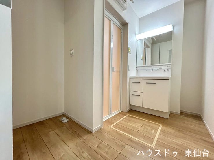 うれしい三面鏡♪細かいものが増えがちな水回りに豊富な収納がうれしいですね♪
毎朝を快適に迎えられそうです♪