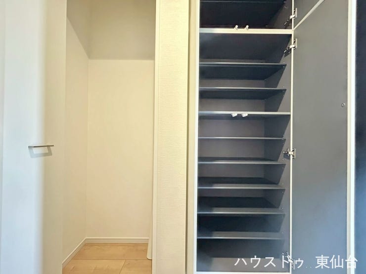 トールタイプの靴箱と収納、2種類の用途で使い分けができる気の利いた玄関です♪
