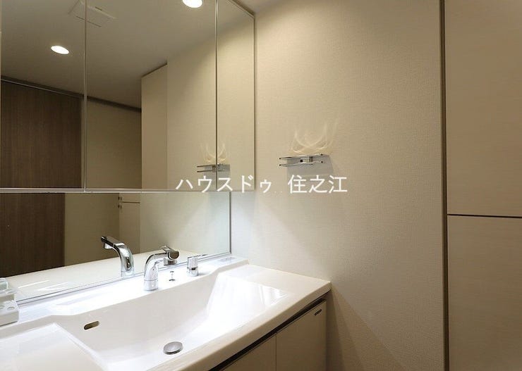 三面鏡の裏に収納もできるので日用品がストックできます