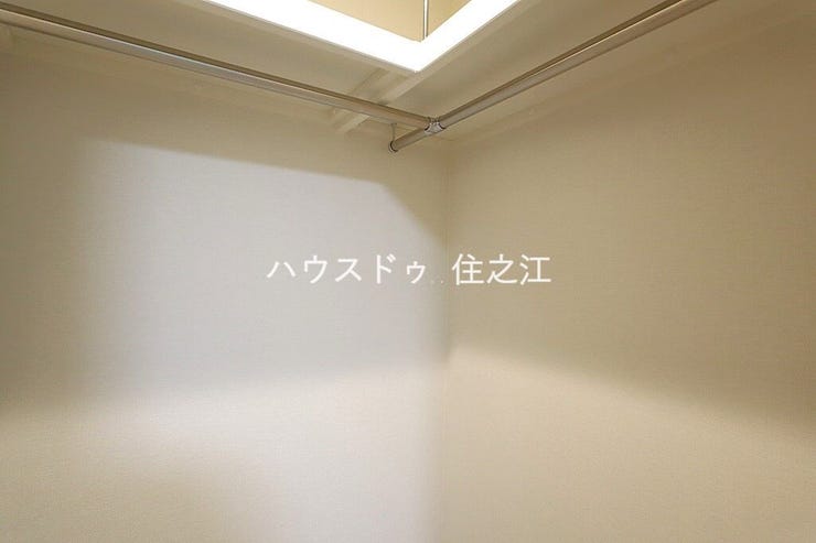 たっぷり収納ができるウォークインCLございます