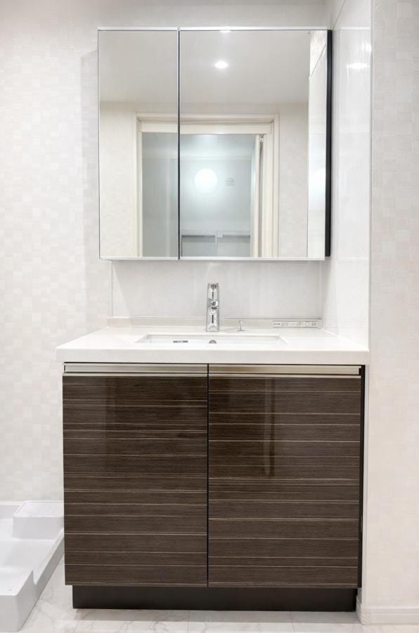 三面鏡付きの洗面化粧台を採用。鏡裏や下部に収納を備え、洗面用品や小物をすっきり整理できる、使い勝手の良い清潔感ある空間です。