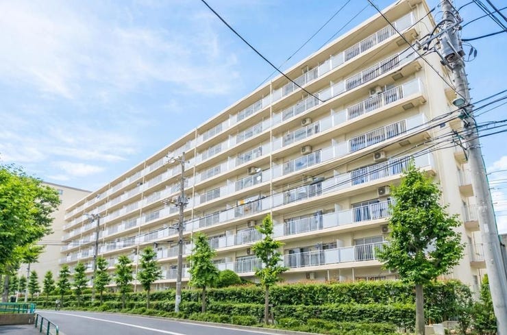 【外観】
総戸数の多い大型マンションで管理体制も良好。敷地周辺は植栽が整い、落ち着いた住環境が魅力。バルコニー付きで通風・採光にも優れた住まいです。