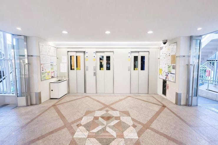 広々としたエレベーターホールを備えた共用部。複数基のエレベーターがあり、朝夕の混雑時もスムーズに移動でき、管理の行き届いた清潔感ある空間です。