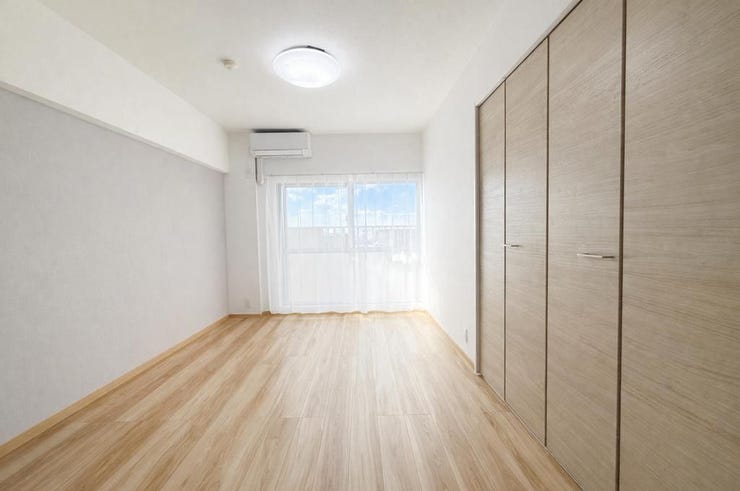バルコニーに面した明るい洋室。大容量クローゼット付きで収納も充実し、主寝室や子ども部屋など多目的に利用できる使い勝手の良い空間です。