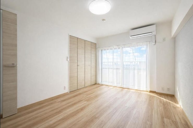 大きな窓から陽光が差し込む明るい洋室。バルコニーに面し、収納付きで居室をすっきり使える快適なプライベート空間です。