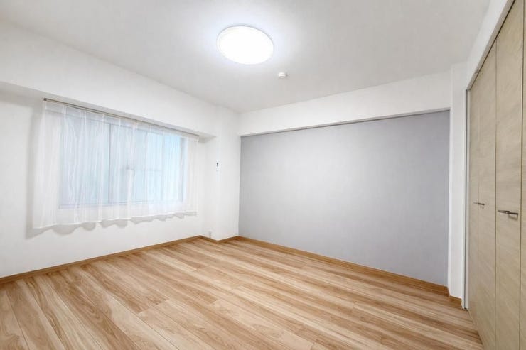 落ち着いた色合いでまとめられた洋室。窓から自然光が入り、収納付きで居室を広く使えるため、寝室や子ども部屋にも適した快適な空間です。