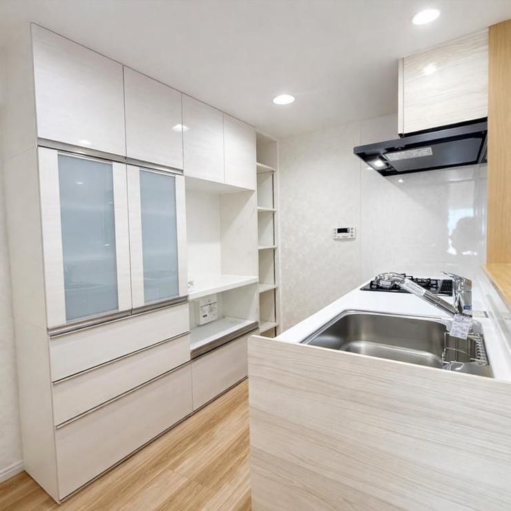 キッチン背面には収納力の高いカップボードを設置。食器や調理家電もすっきり収納でき、作業スペースも確保された使い勝手の良いキッチン空間です。