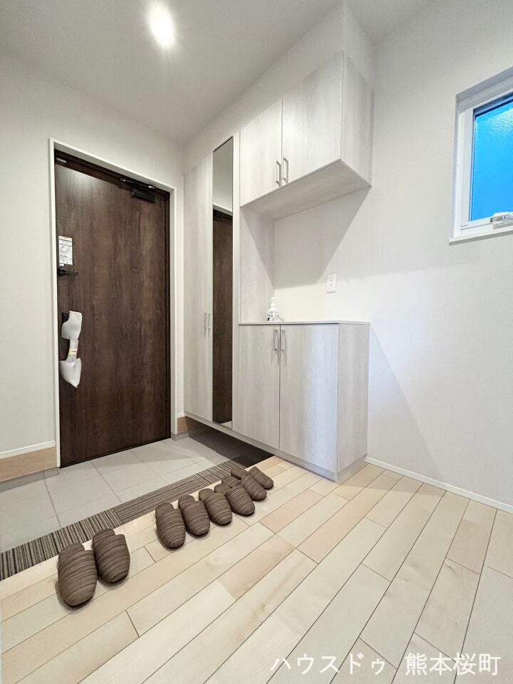 ■□■我が家の顔となる玄関■□■重厚感ある扉で守られてるので、防犯面でも安心です♪