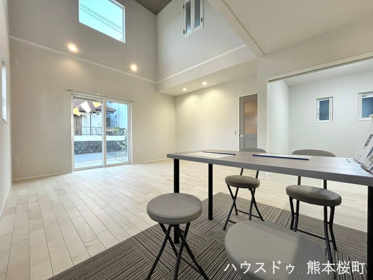 ■□■インテリアが映える洗練されたリビング■□■家具の配置を考えたり、ご自身の生活を実際にイメージしてもらうのも内覧ツアーの醍醐味です♪