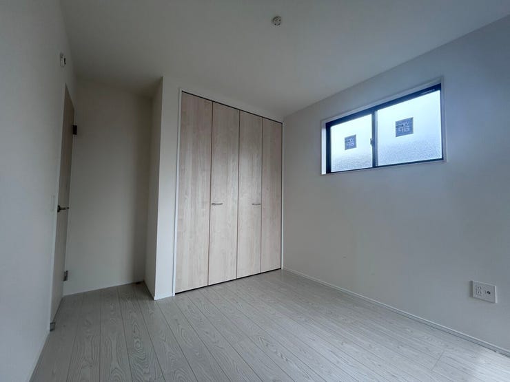 5.2帖洋室
収納付きで余分な家具を置かずに済み、お部屋の用途をシンプルにできます♪
