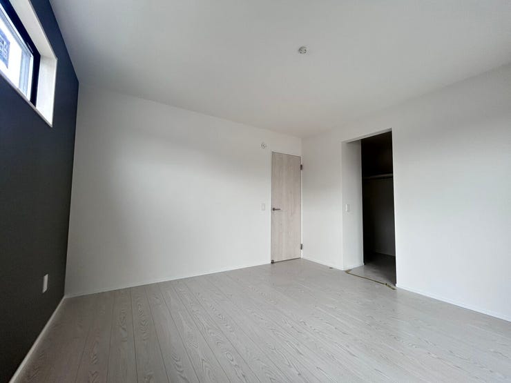 8帖洋室
バルコニーに直結のお部屋で明るく快適にお過ごしいただけます♪